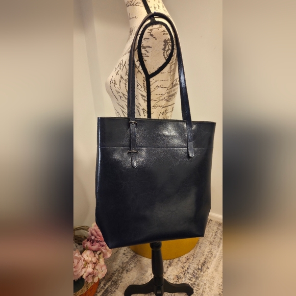 Chic Navy Tote Bag - Picture 2 of 16